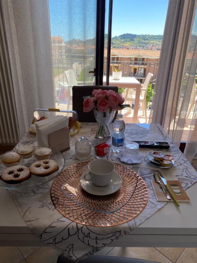 B&B Come A Casa Citta Sant'Angelo Bagian luar foto